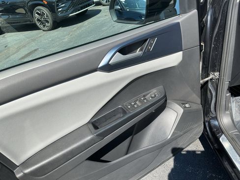 Certified 2022 Volkswagen Taos SE image 36