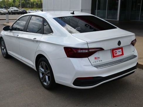 Used 2024 Volkswagen Jetta SE image 3