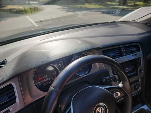 Used 2015 Volkswagen Golf 4-Door FWD image 20
