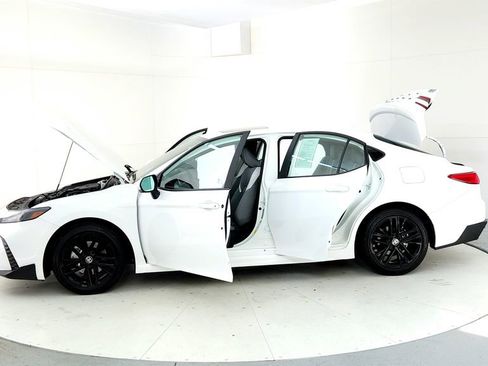 Used 2025 Toyota Camry Hybrid FWD image 10