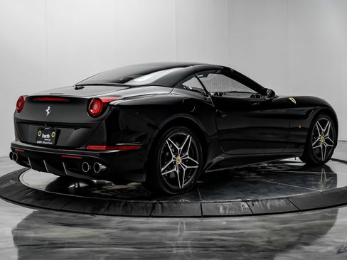 Used 2016 Ferrari California T image 17