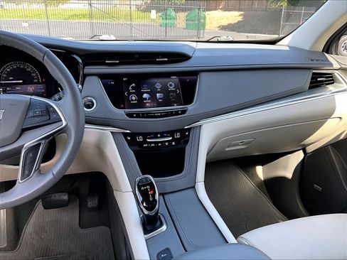 Used 2018 Cadillac XT5 Luxury w/ Driver Awareness Package AWD/4WD image 8