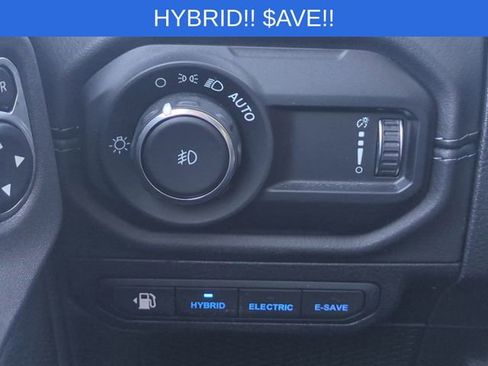 Used 2025 Jeep Wrangler Unlimited Sahara image 16