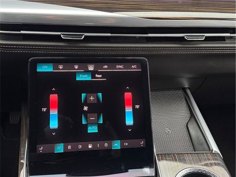 Used 2025 Cadillac Escalade ESV Premium Luxury image 21