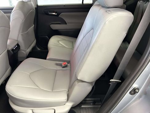 Used 2023 Toyota Highlander XLE FWD image 16