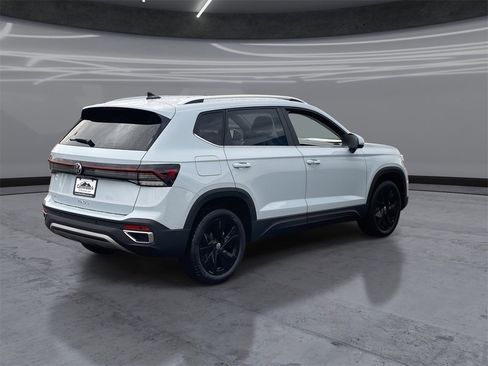 New 2026 Volkswagen Taos SE image 5