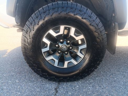 Used 2020 Toyota Tacoma TRD Off-Road w/ Technology Package image 12