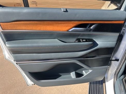 Used 2022 Jeep Grand Wagoneer Series III w/ Rear Seat Video Group 1 AWD/4WD image 19