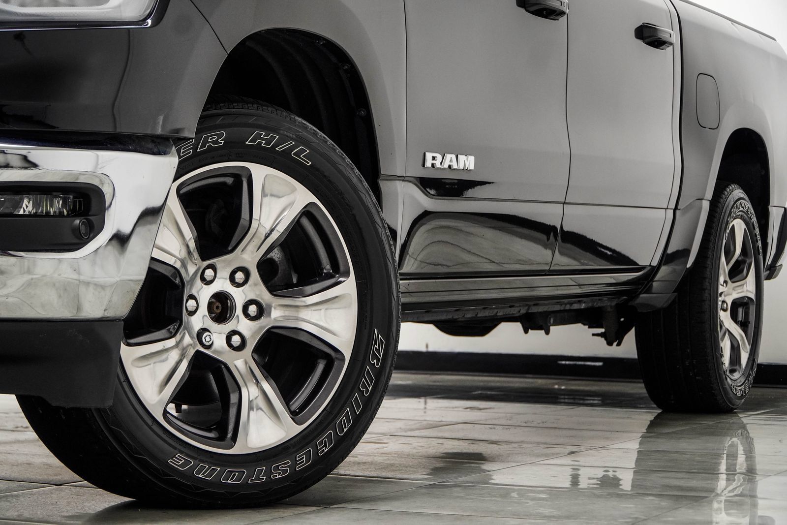 Used 2023 RAM 1500 Laramie AWD/4WD image 4