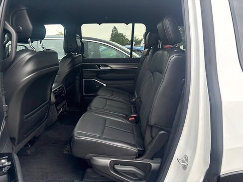 Certified 2025 Jeep Wagoneer Series II w/ Convenience Group I AWD/4WD image 5
