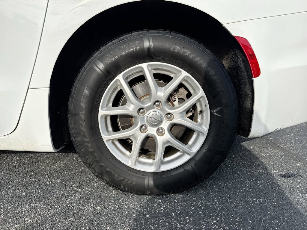 Used 2020 Chrysler Pacifica Touring-L FWD image 27