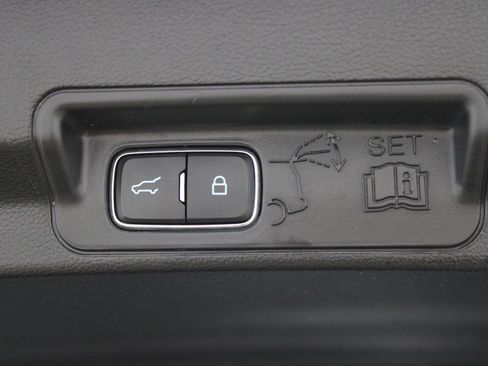 Used 2022 Ford Explorer XLT w/ Equipment Group 202A AWD/4WD image 20