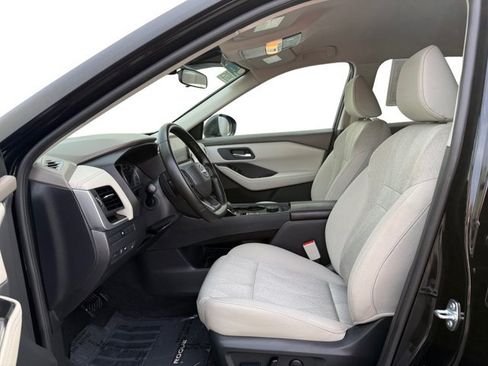 Used 2025 Nissan Rogue SV AWD/4WD image 10