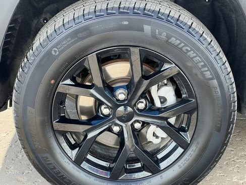 Used 2025 Jeep Grand Cherokee Altitude image 7