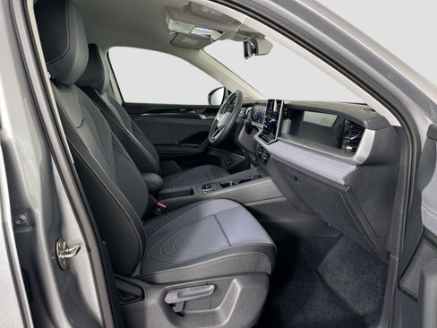 New 2025 Volkswagen Tiguan SE image 22