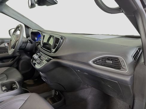 Used 2025 Chrysler Pacifica Select image 33