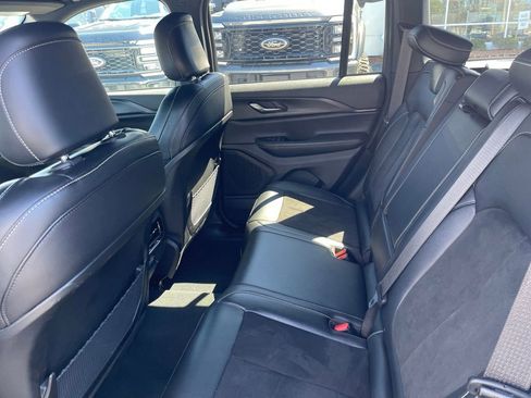 Used 2024 Jeep Grand Cherokee Altitude image 11