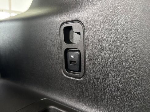 Used 2023 Chevrolet Traverse LT image 17