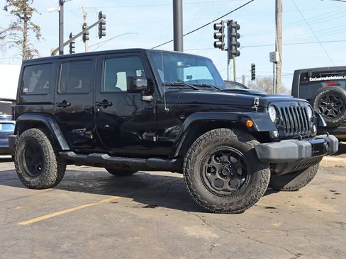 Used 2018 Jeep Wrangler Unlimited Sahara AWD/4WD image 3