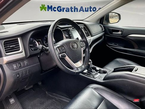 Used 2019 Toyota Highlander SE image 18