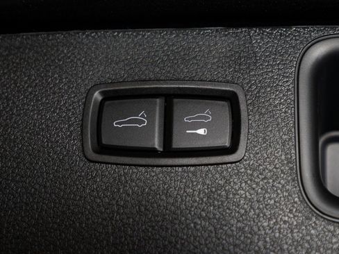 Used 2025 Porsche Macan image 40