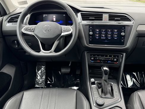 Used 2022 Volkswagen Tiguan SE image 2