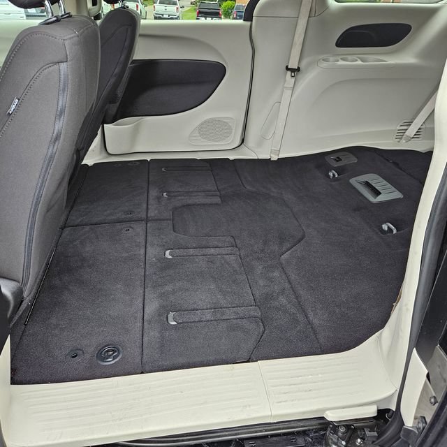 Used 2022 Chrysler Voyager LX FWD image 17