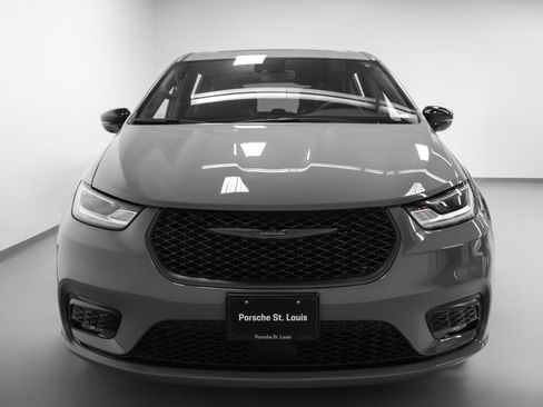 Used 2023 Chrysler Pacifica Limited w/ S Appearance Package FWD image 8