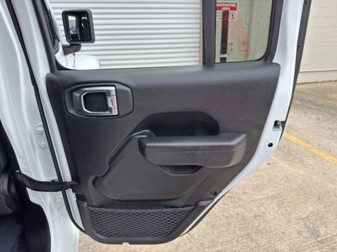 Used 2024 Jeep Wrangler Unlimited AWD/4WD image 44