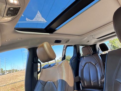 Used 2018 Chrysler Pacifica Limited image 24