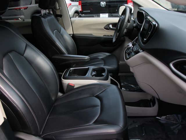 Used 2023 Chrysler Pacifica Touring-L FWD image 30