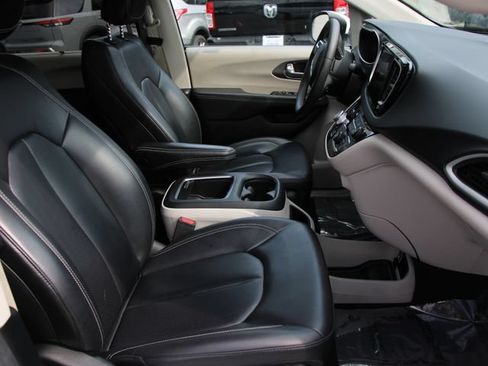 Used 2023 Chrysler Pacifica Touring-L FWD image 30