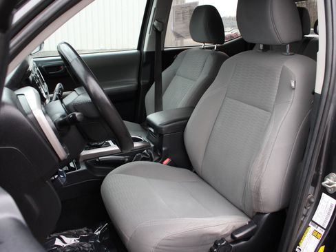 Used 2019 Toyota Tacoma SR5 AWD/4WD image 15