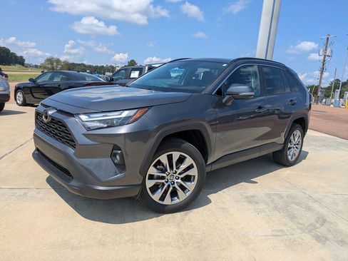 Used 2022 Toyota RAV4 XLE Premium image 4