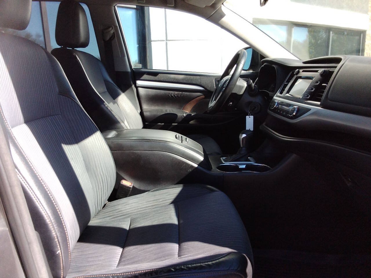 Used 2015 Toyota Highlander Plus FWD image 13