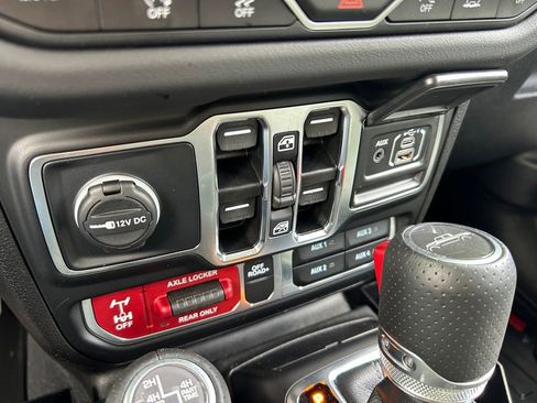 Used 2025 Jeep Gladiator Mojave AWD/4WD image 47