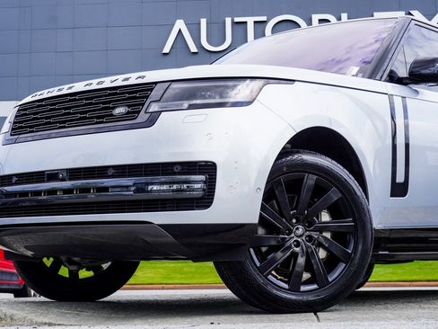 Used 2023 Land Rover Range Rover SE image 2