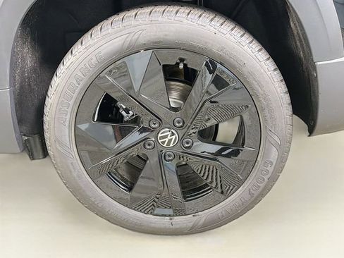 New 2026 Volkswagen Taos SE FWD image 30