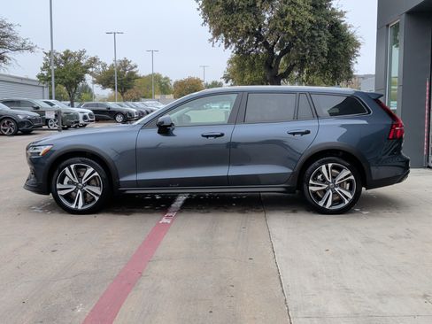 Used 2025 Volvo V60 B5 Cross Country Plus image 6