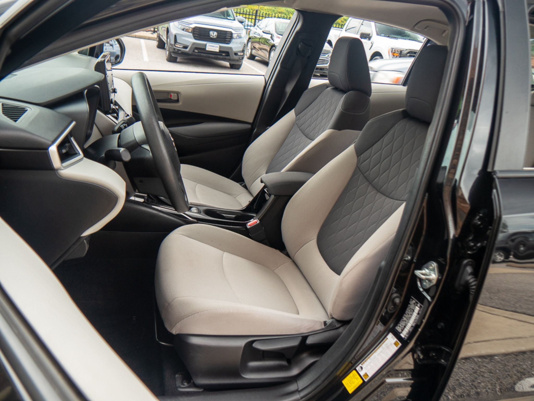 Used 2022 Toyota Corolla LE FWD image 11