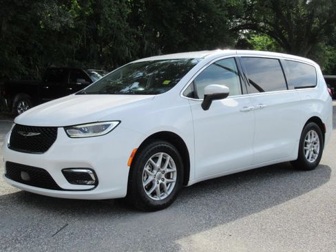 Certified 2023 Chrysler Pacifica Touring-L FWD image 3