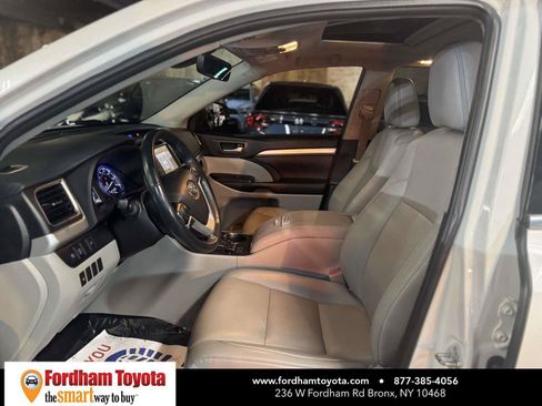 Used 2019 Toyota Highlander XLE AWD/4WD image 18