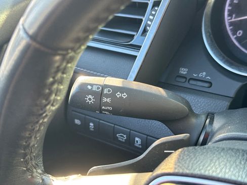 Used 2020 Toyota Camry SE image 19