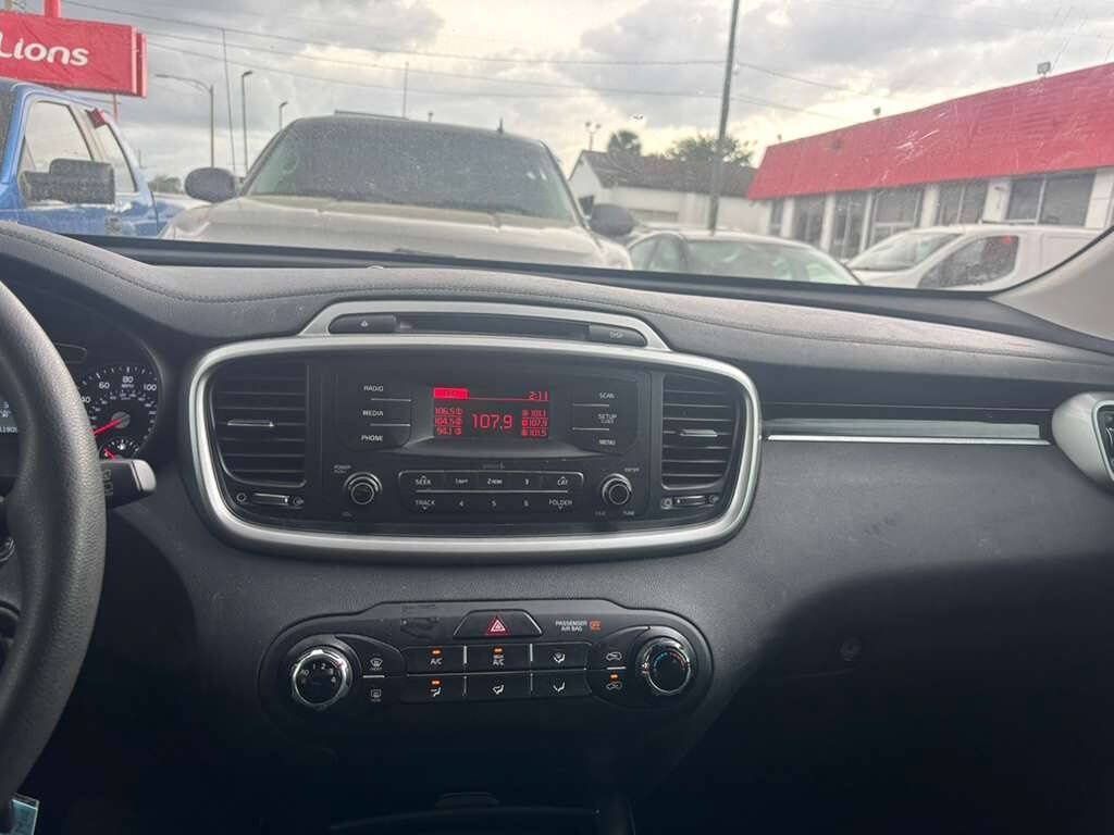 Used 2017 Kia Sorento L FWD image 9
