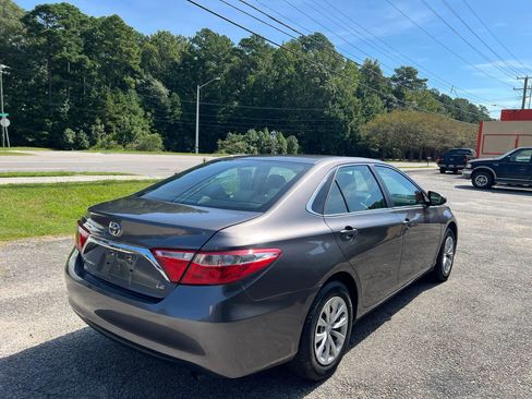 Used 2017 Toyota Camry LE image 5