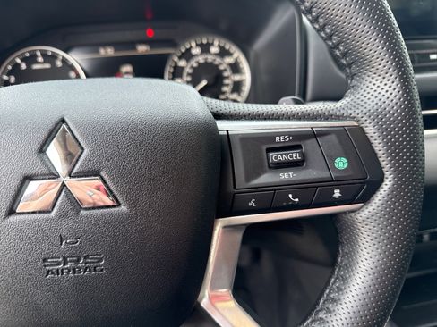 Used 2025 Mitsubishi Outlander SE image 16