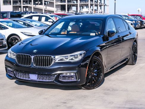 Used 2018 BMW 750i xDrive AWD/4WD image 1