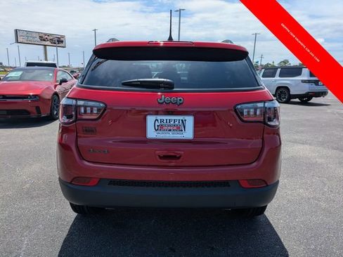Used 2025 Jeep Compass Latitude w/ Convenience Group AWD/4WD image 4