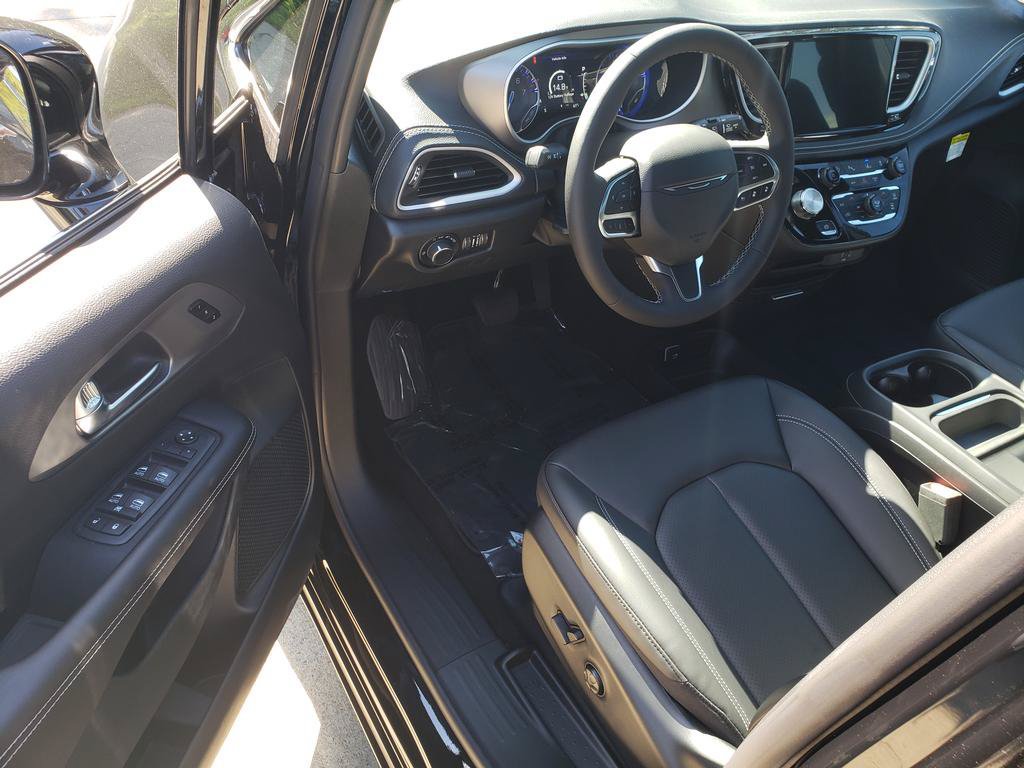 New 2027 Chrysler Pacifica Select FWD image 6