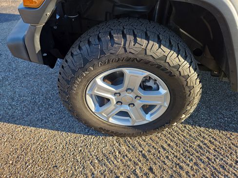 Used 2020 Jeep Wrangler Sport image 5